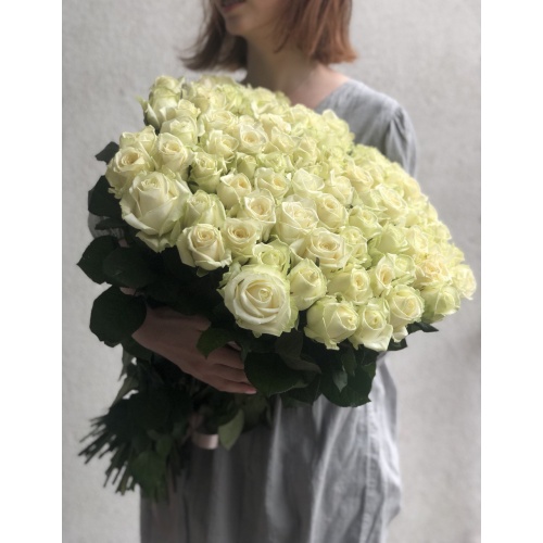 Букет из 101 белой розы «Аваланж»