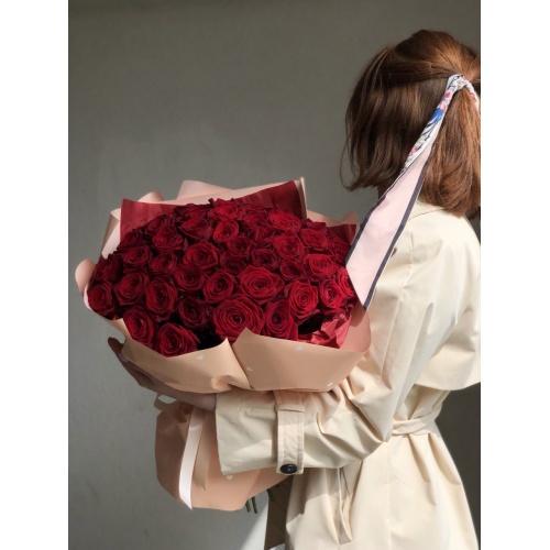 Букет из 51 розы в дизайнерской упаковке 
