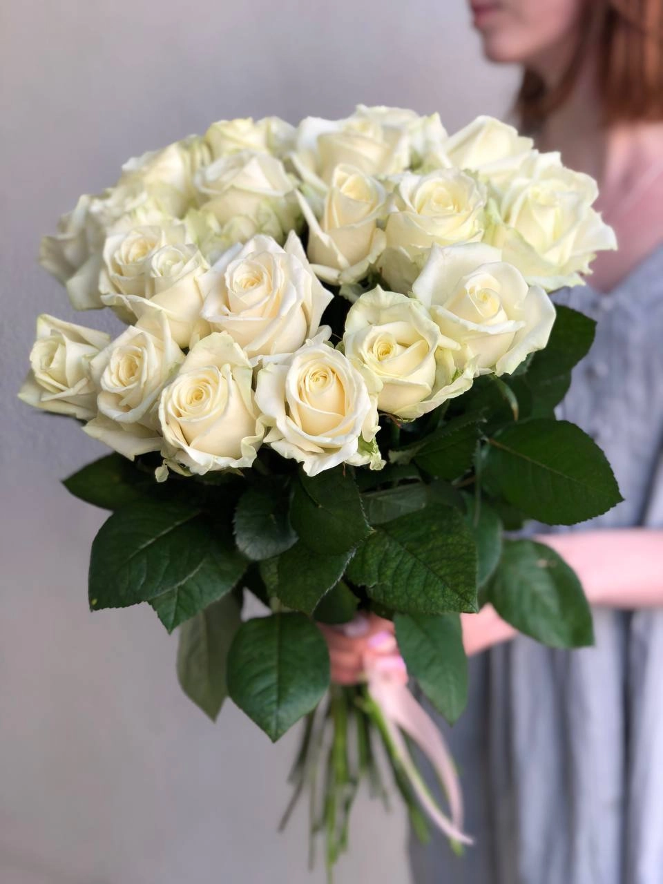 Картинка Букет из 23 белых роз "Лагуна" 50 см
