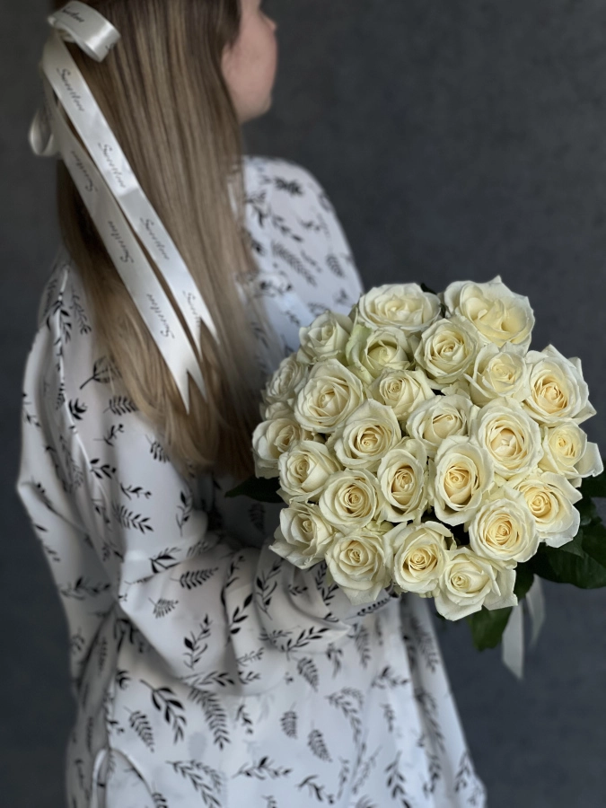 Картинка Букет из 25 белых роз "Вуаль" 50 см