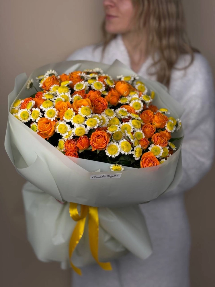Букет из хризантем и роз "Тепло летних закатов"
