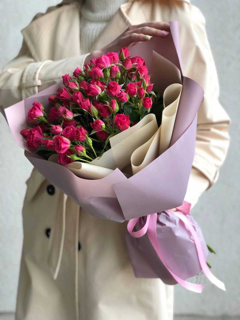 Картинка Букет из 19 малиновых кустовых роз 40 см