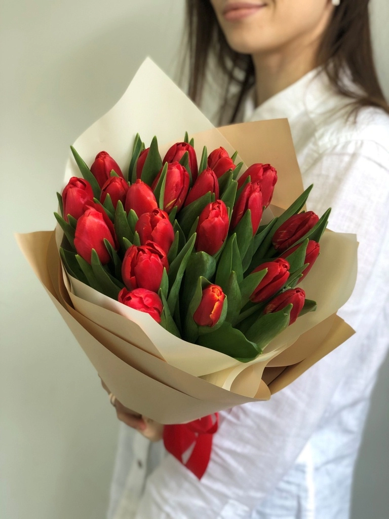 Картинка Букет из 21 красных тюльпанов