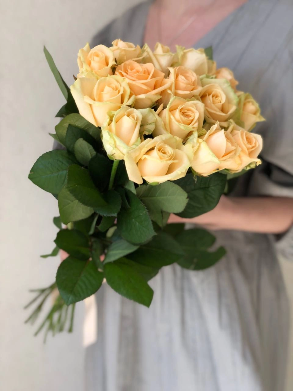 Картинка Букет из 15 роз сорта Аваланж Пич "Марсель"  50 см