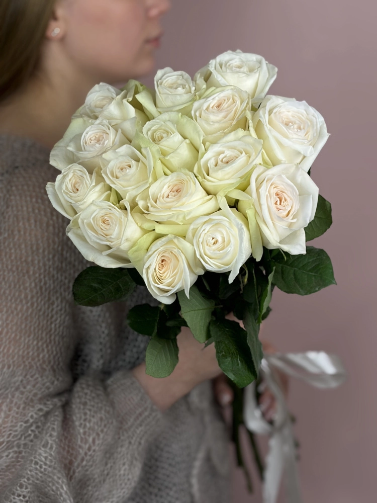 Картинка Букет из  15 роз сорта Вайт Охара 80см