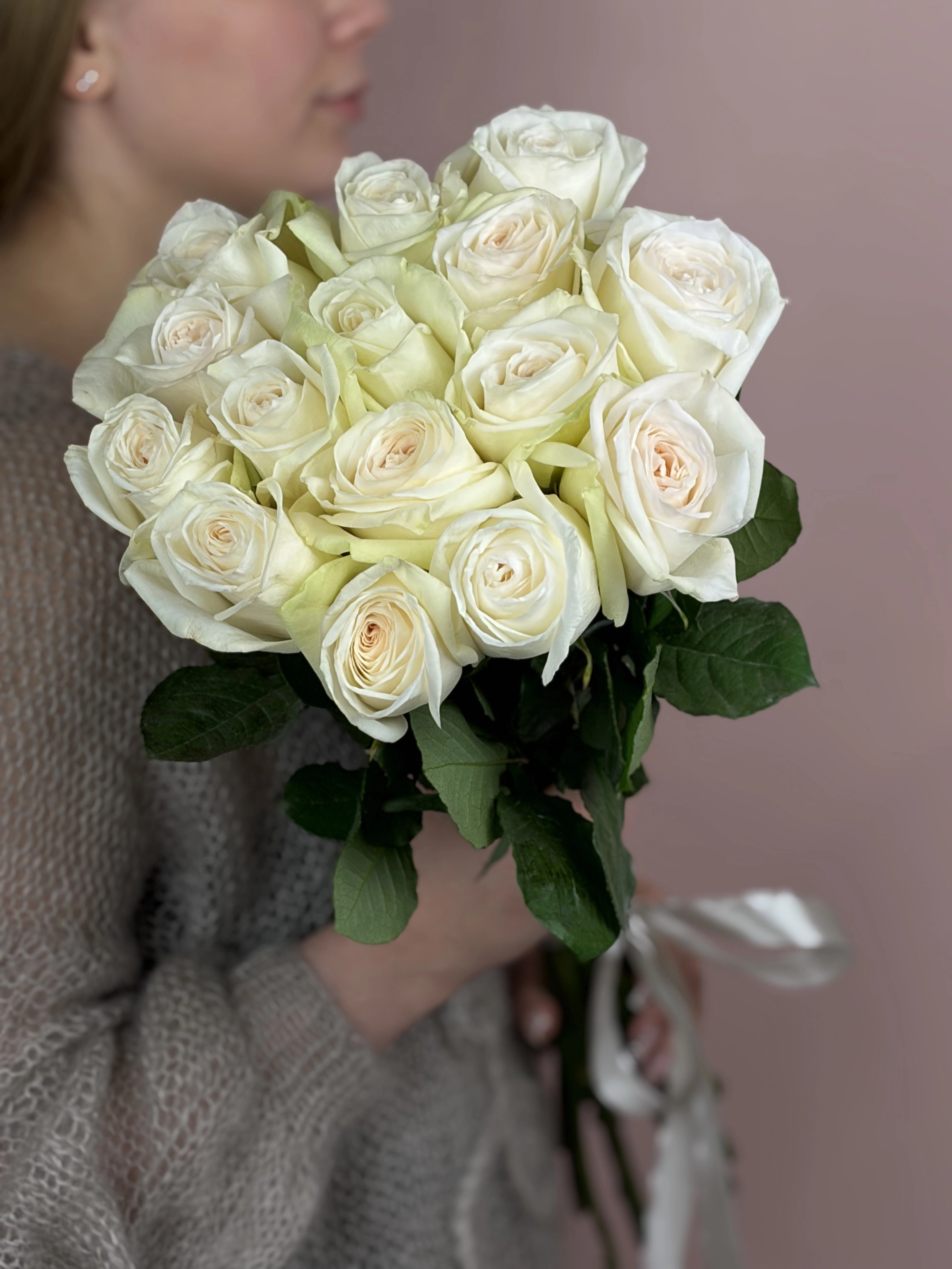 Картинка Букет из  15 роз сорта Вайт Охара 50см