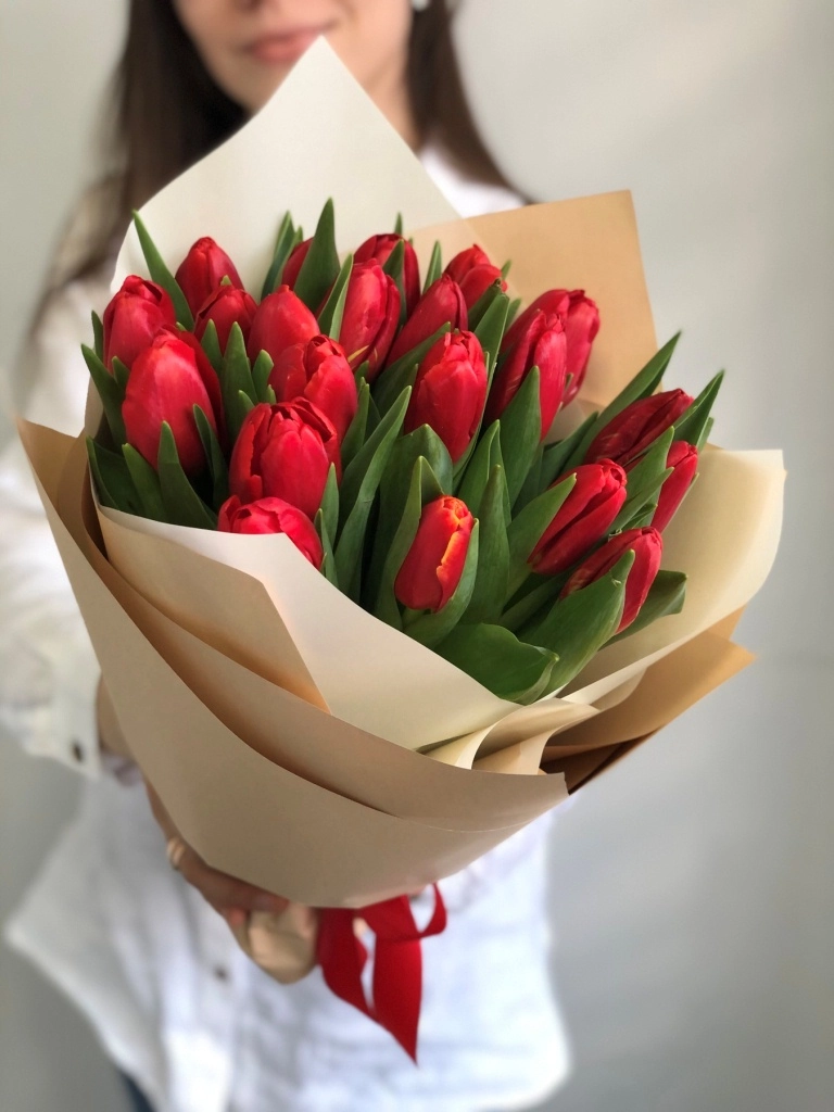 Картинка Букет из 21 красных тюльпанов