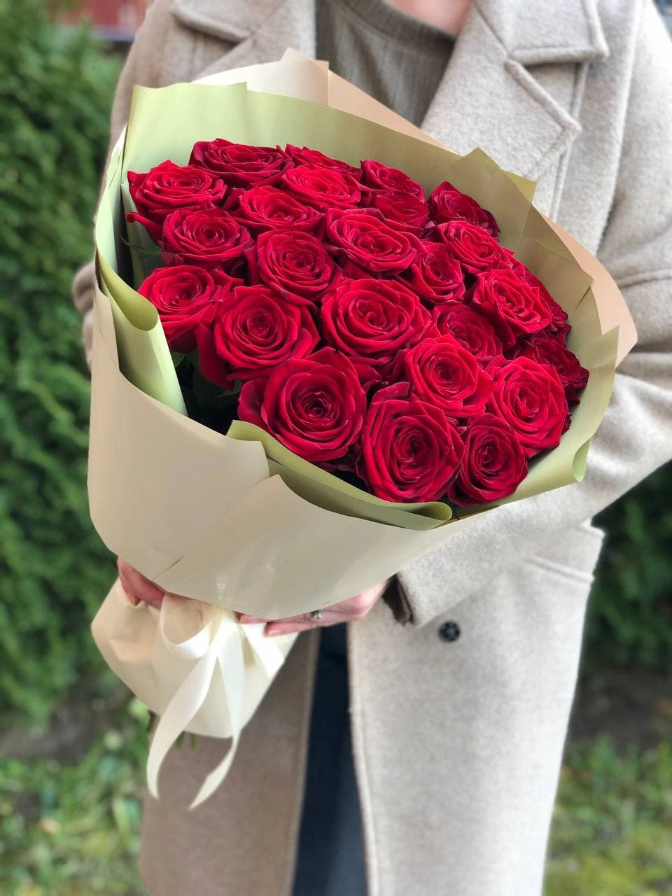 Картинка Букет  из 25 красных роз "Нелли" 50 см