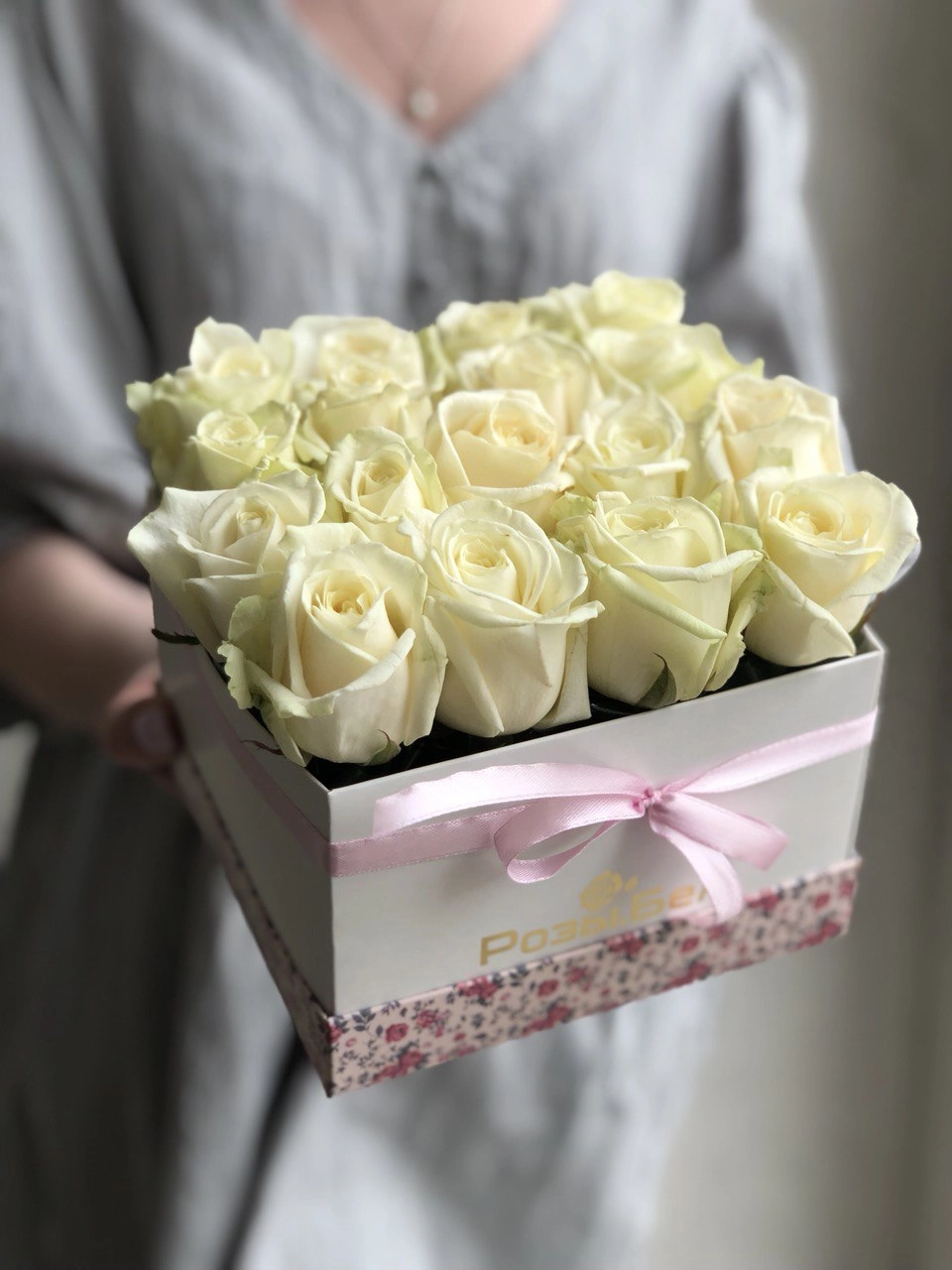 Картинка Коробка "Облако" из 17 белых роз