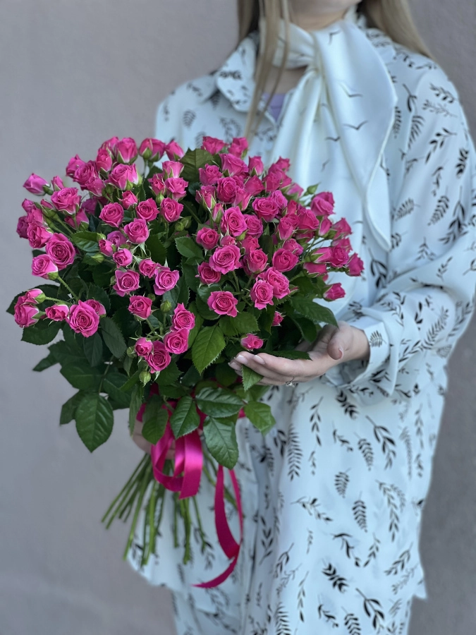 Картинка Букет из 31 кустовой розы "Фуксия" 70 см