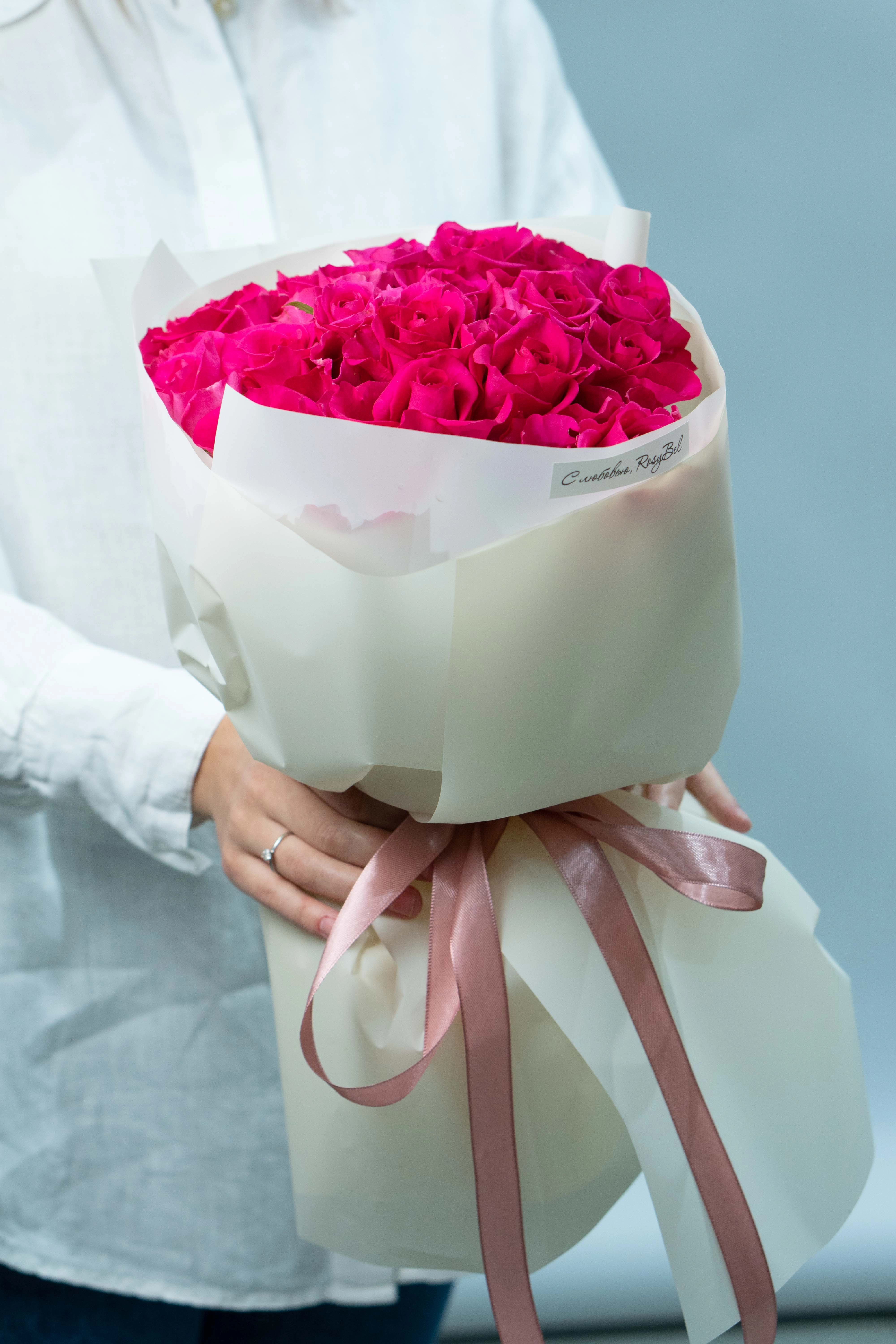 Картинка Букет из 25 роз сорта Лейла 40 см Картинка Букет из 25 роз сорта Лейла 40 см