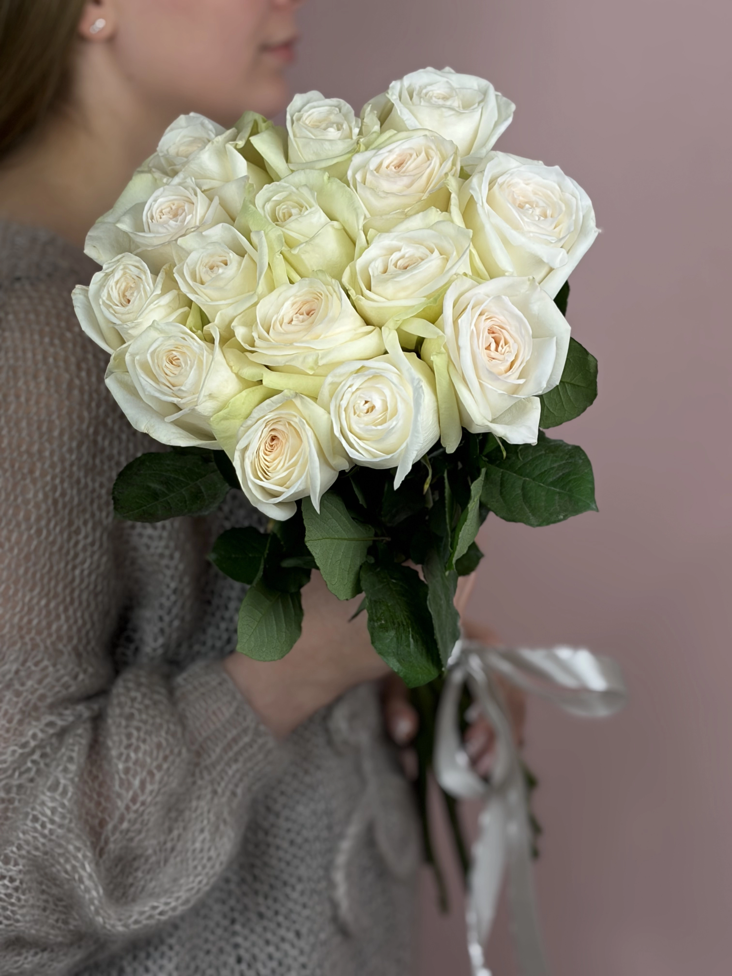 Картинка Букет из  15 роз сорта Вайт Охара 80см