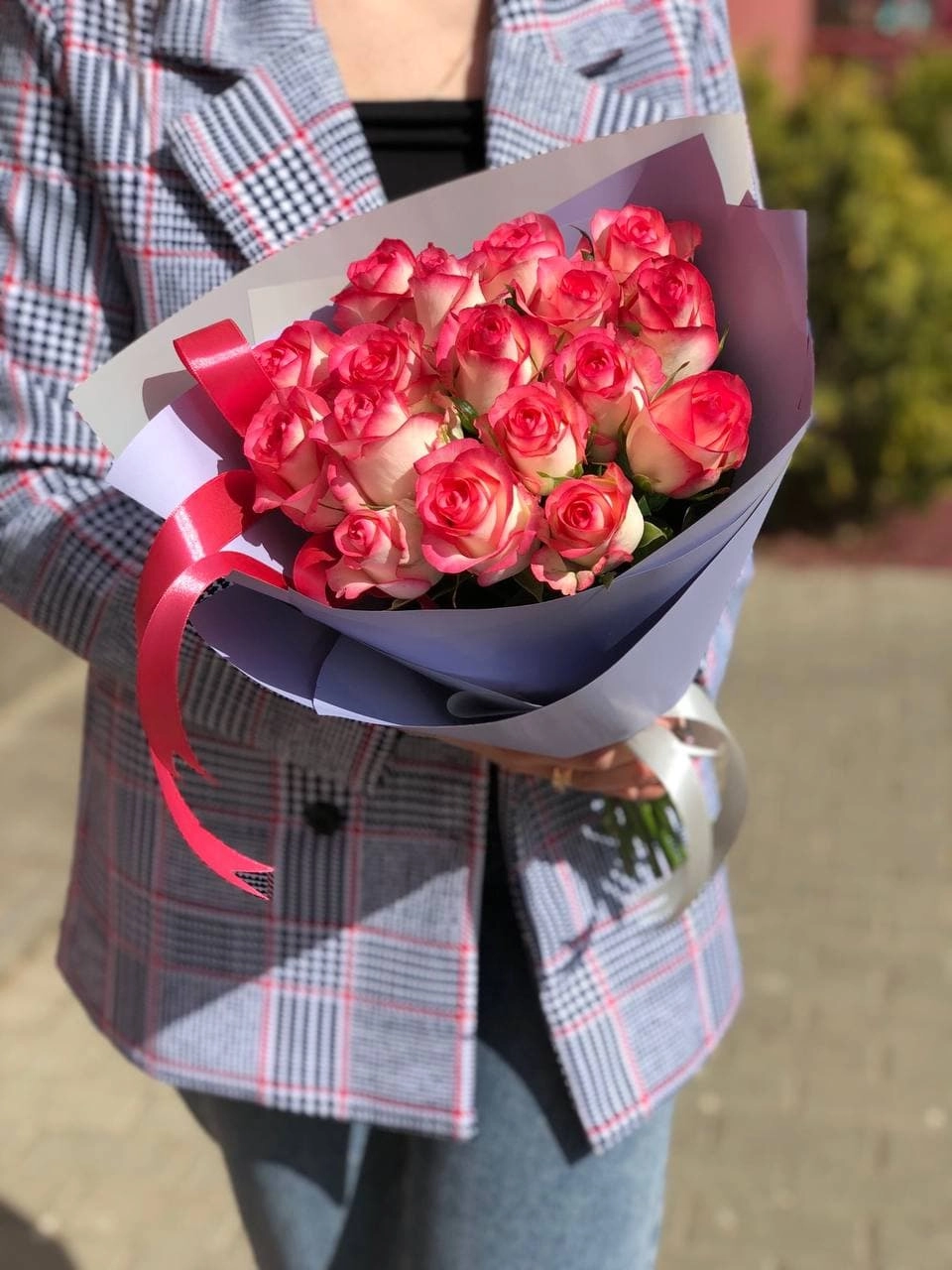 Картинка Букет из 17 роз Джумилия 50 см