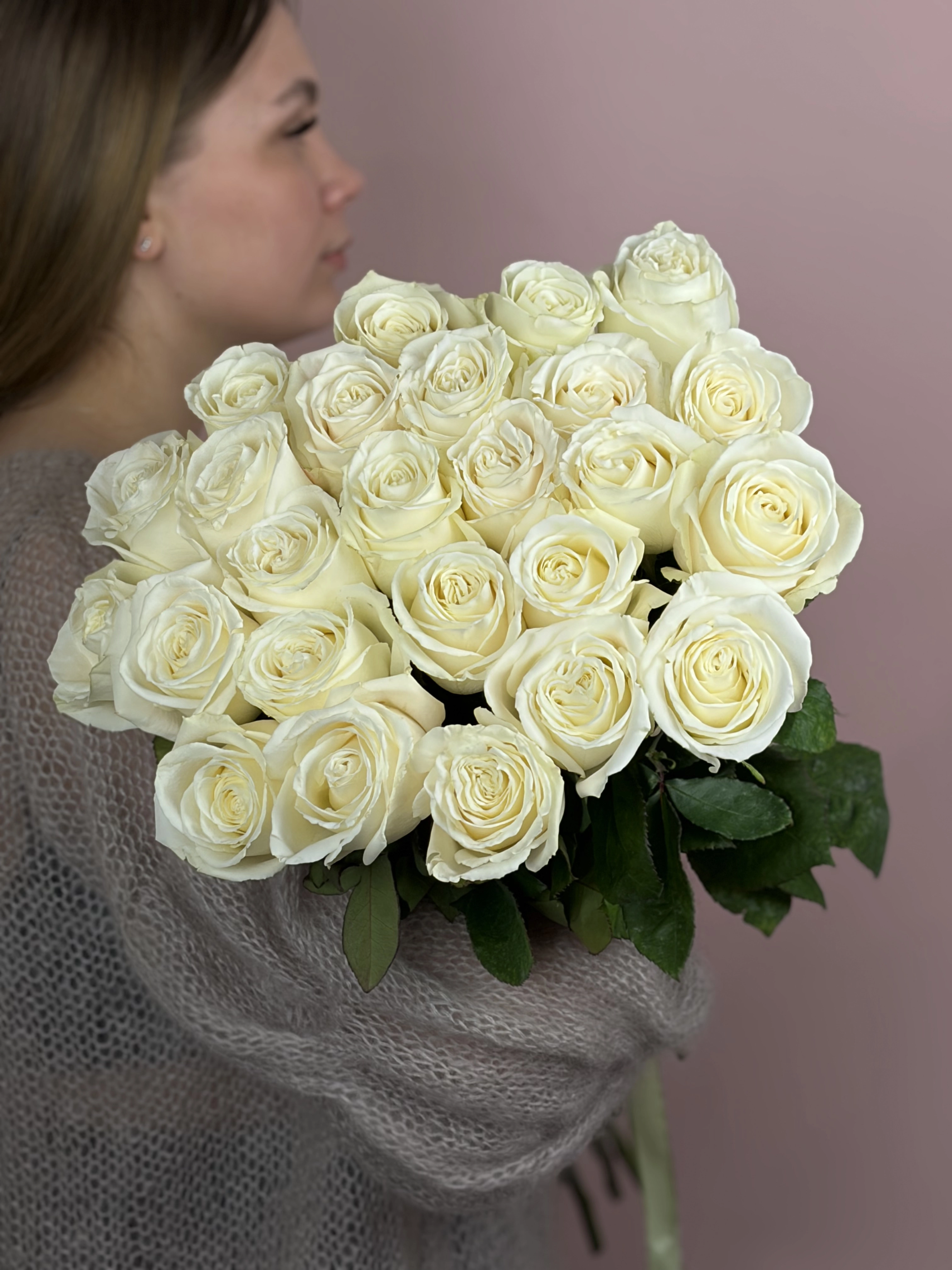 Картинка Букет из 25 роз сорта Плайя Бланка 60см