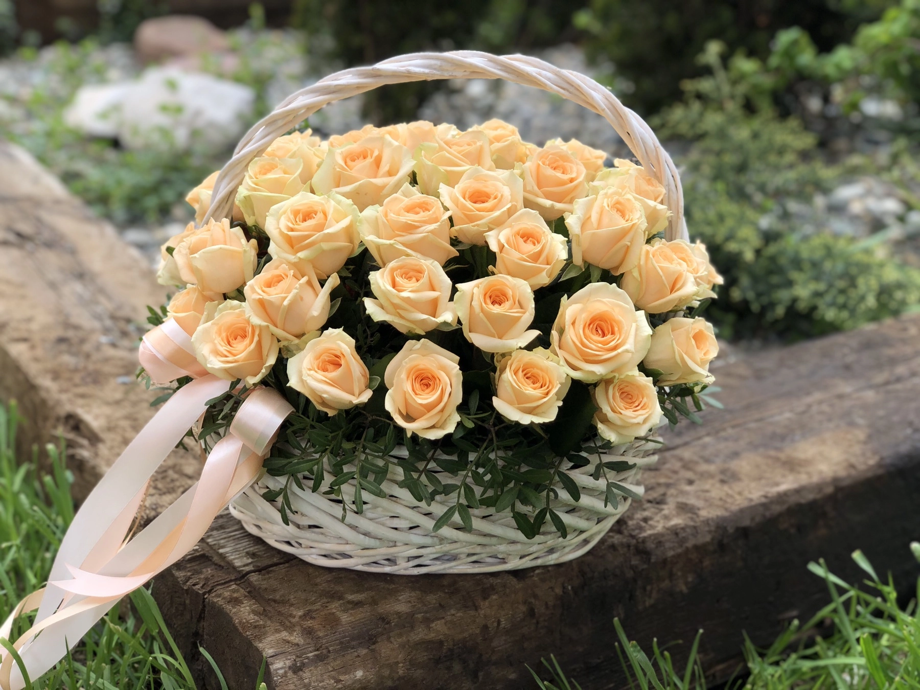 Картинка Корзина из 51 персиковой розы