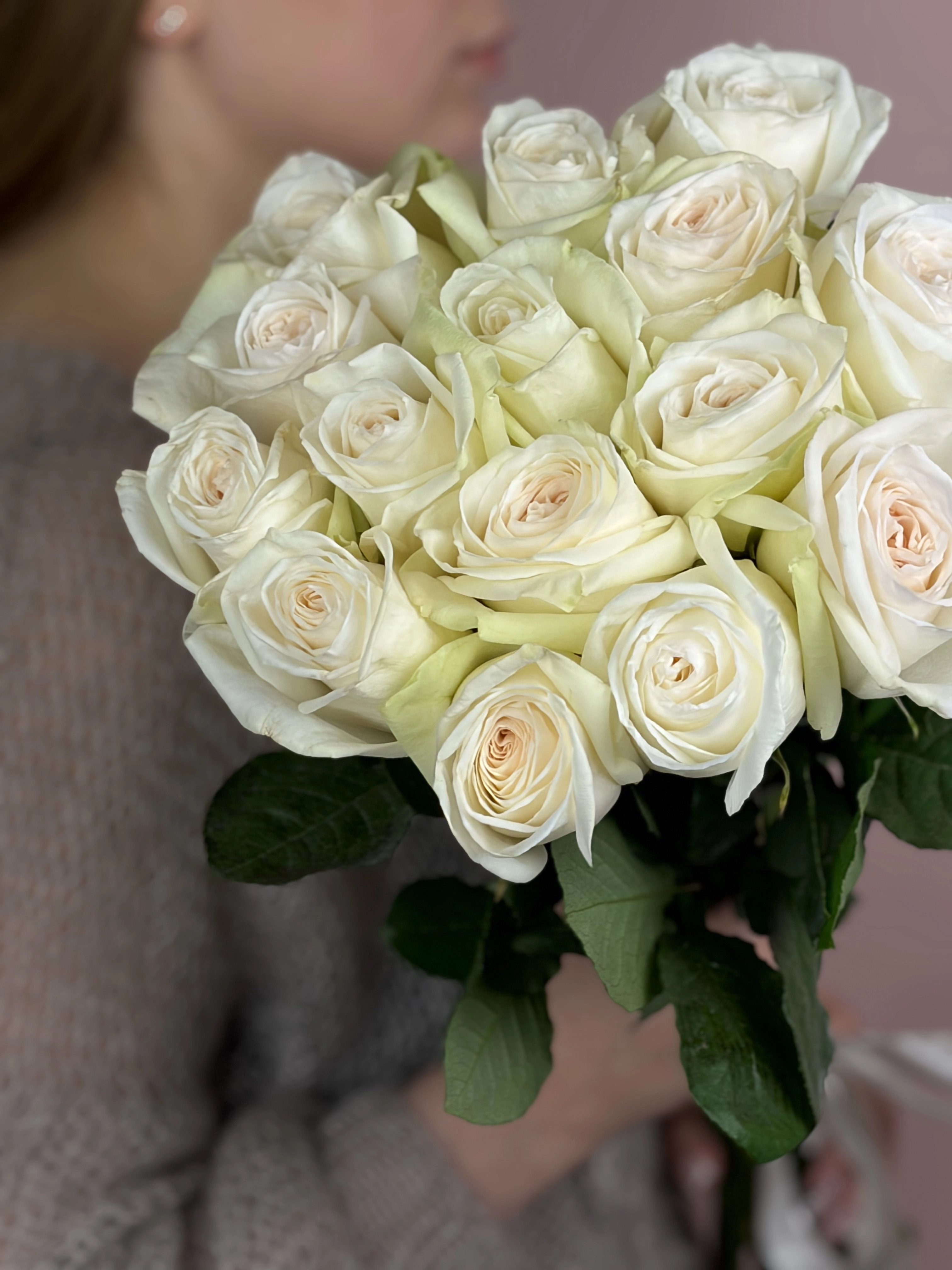 Картинка Букет из  15 роз сорта Вайт Охара 50см