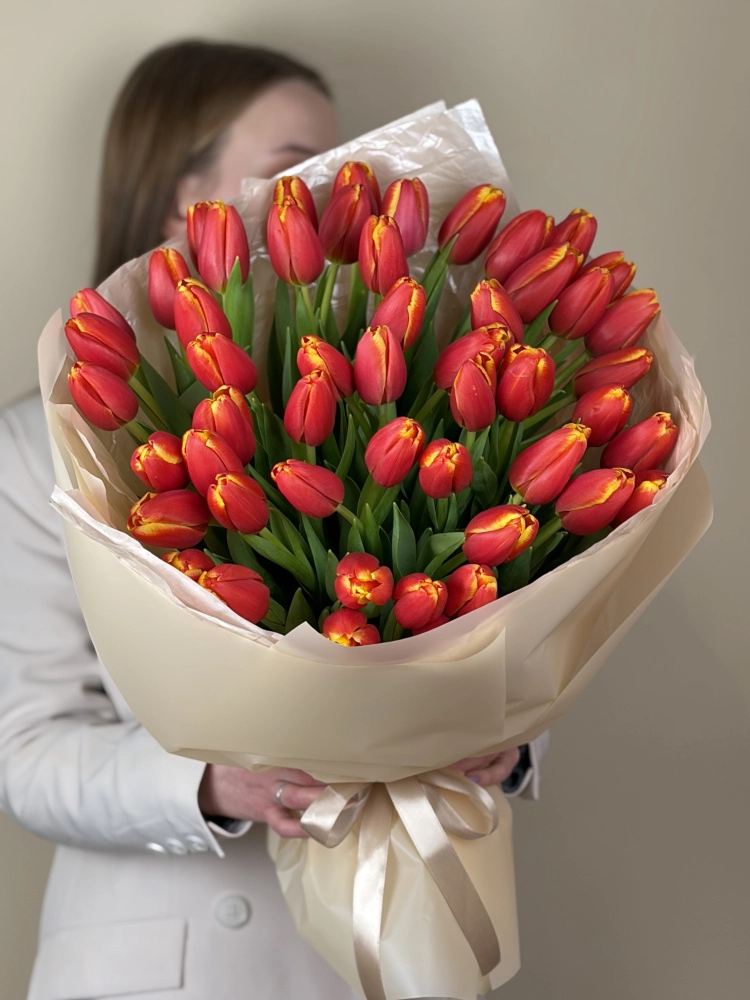 Букет из 51 тюльпана «Тропический Закат»