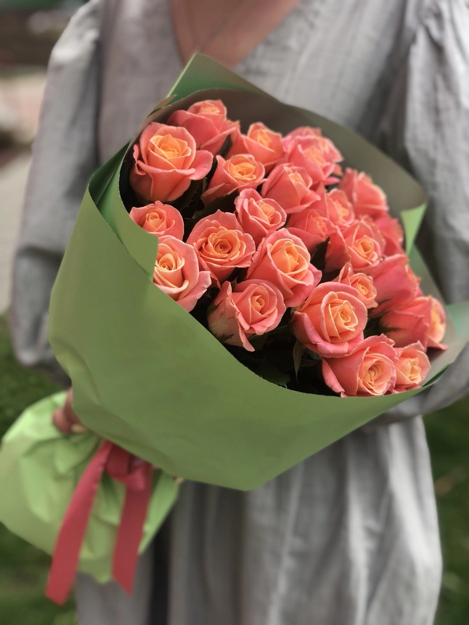 Картинка Букет из 25 коралловых роз "Райский персик" 40 см