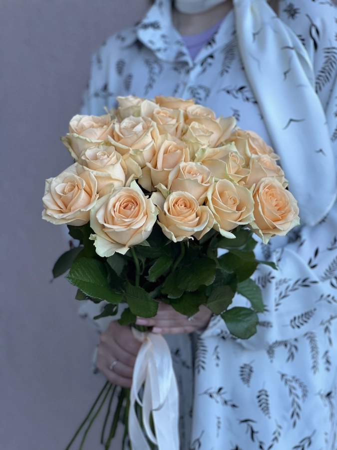 Картинка Букет из 17 персиковых роз "Круиз" 60 см Картинка Букет из 17 персиковых роз "Круиз" 60 см