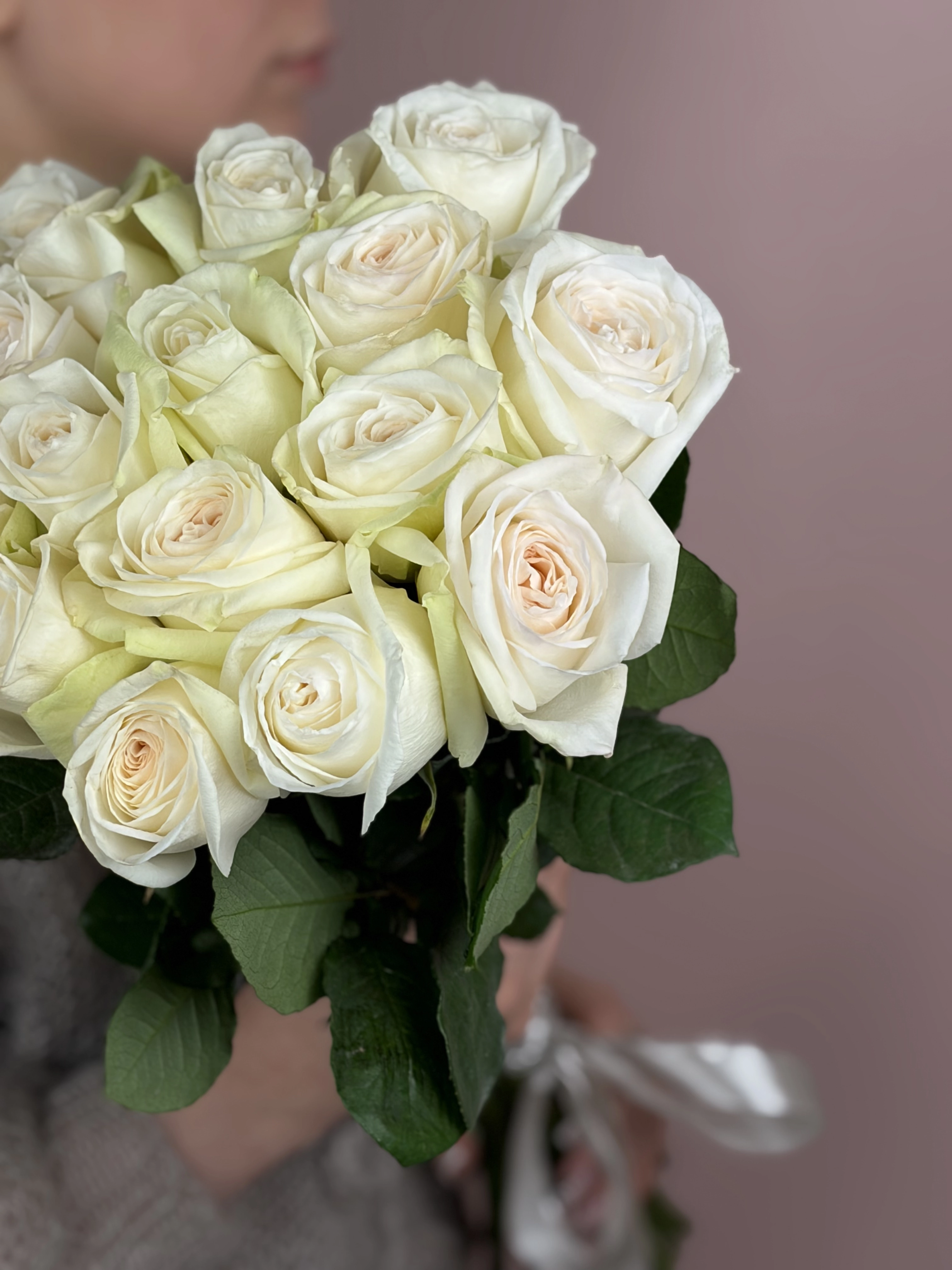 Картинка Букет из  15 роз сорта Вайт Охара 80см