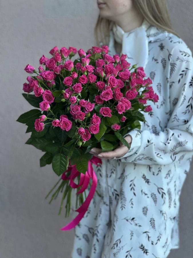 Картинка Букет из 31 кустовой розы "Фуксия" 70 см