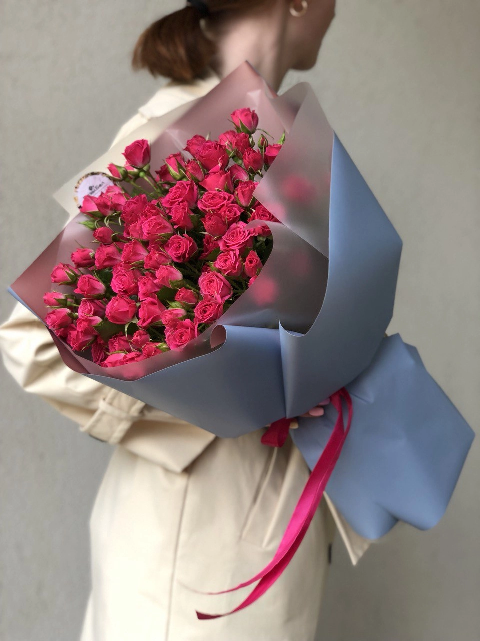 Букет из 25 кустовых роз "Леди"