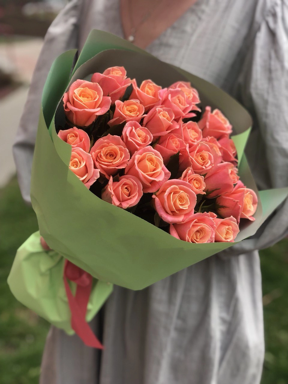 Картинка Букет из 25 коралловых роз "Райский персик" 40 см Картинка Букет из 25 коралловых роз "Райский персик" 40 см