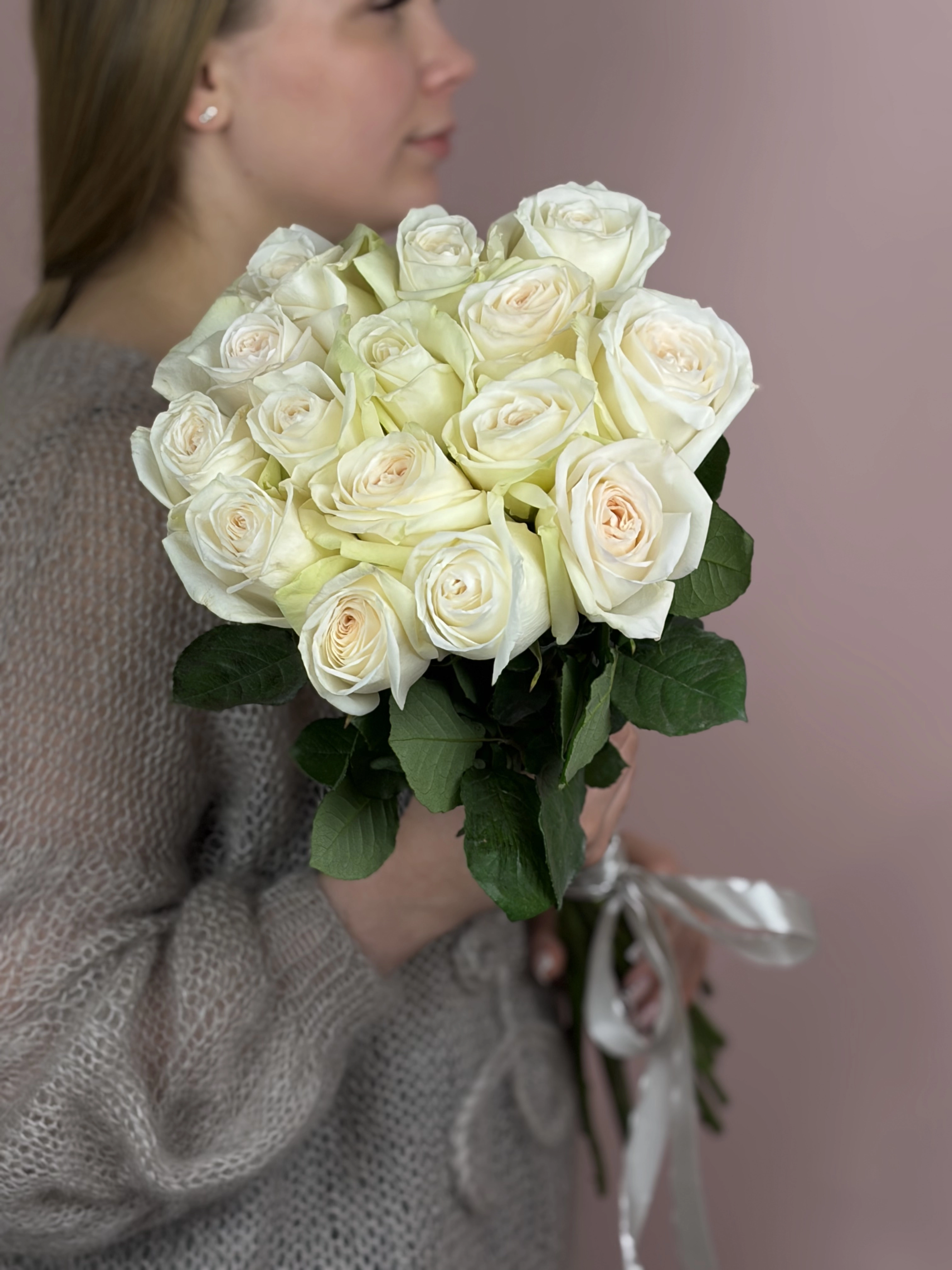 Картинка Букет из  15 роз сорта Вайт Охара 50см