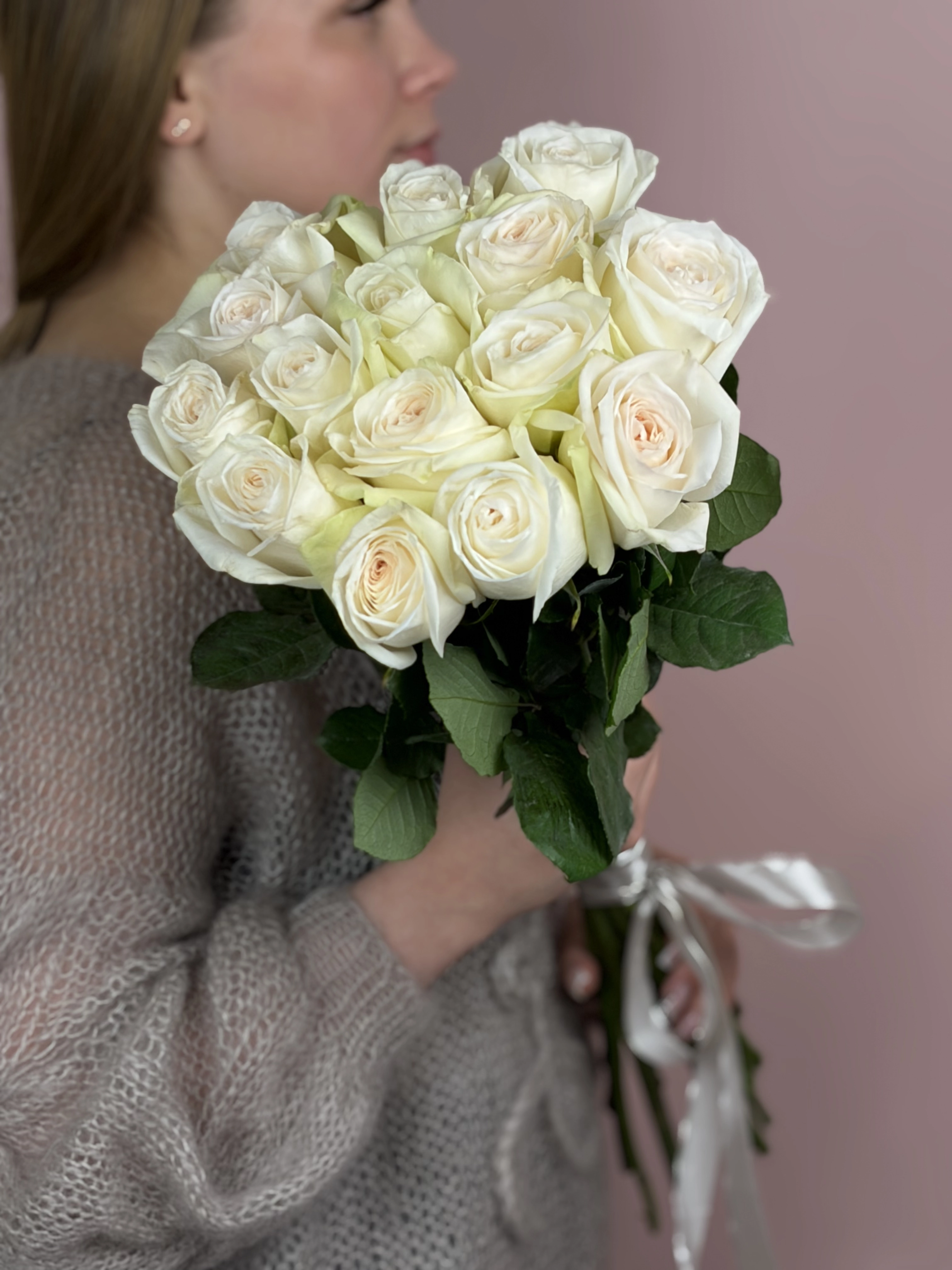 Картинка Букет из  15 роз сорта Вайт Охара 80см
