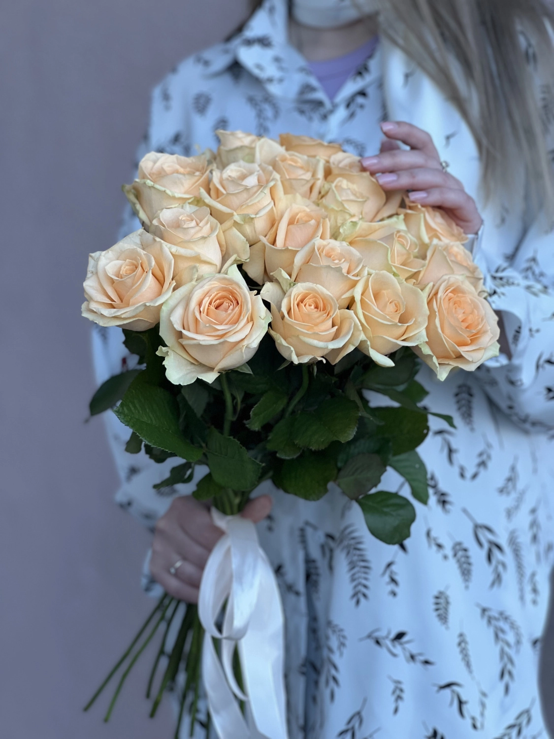 Картинка Букет из 17 персиковых роз "Круиз" 60 см