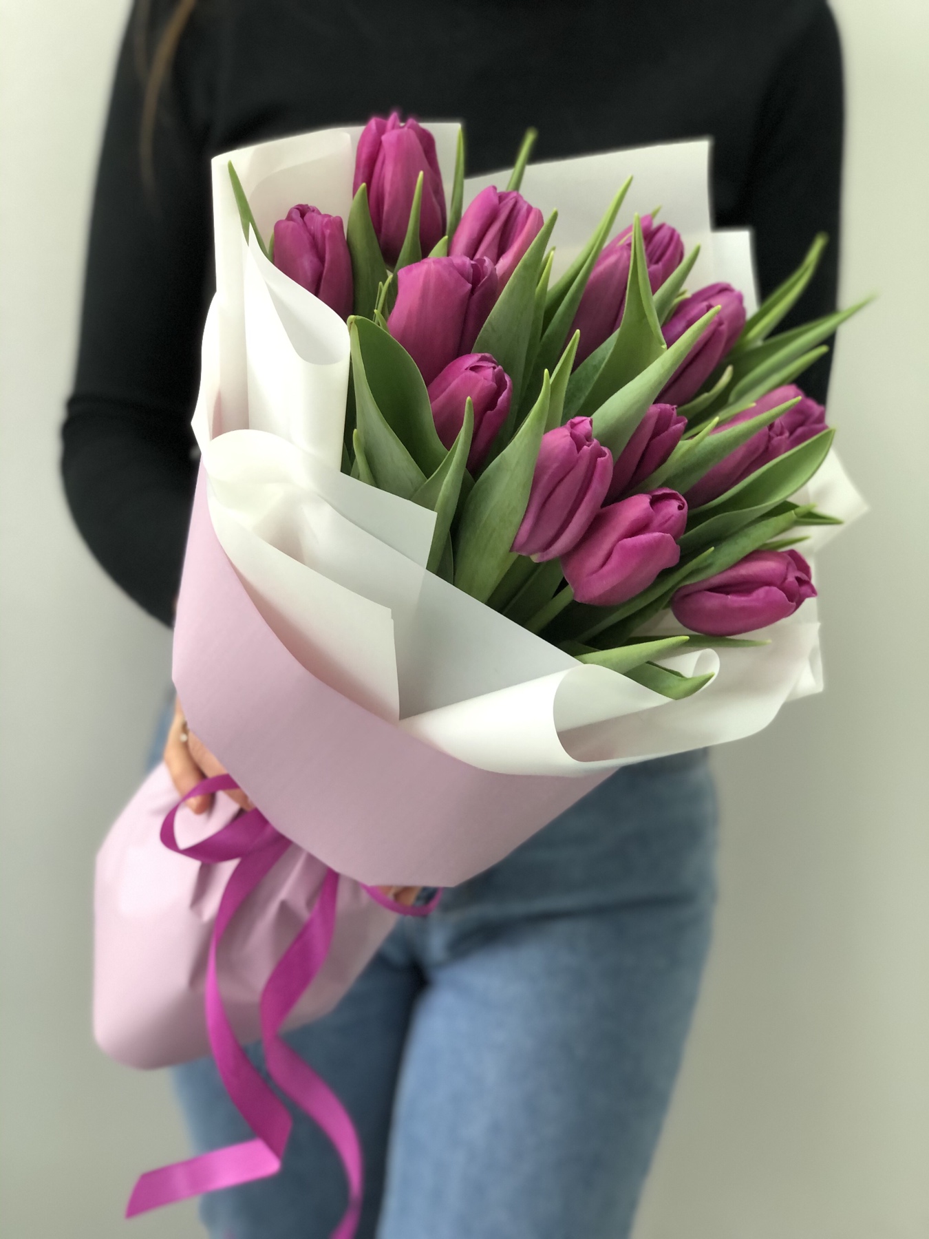 Картинка Букет из 15 малиновых тюльпанов