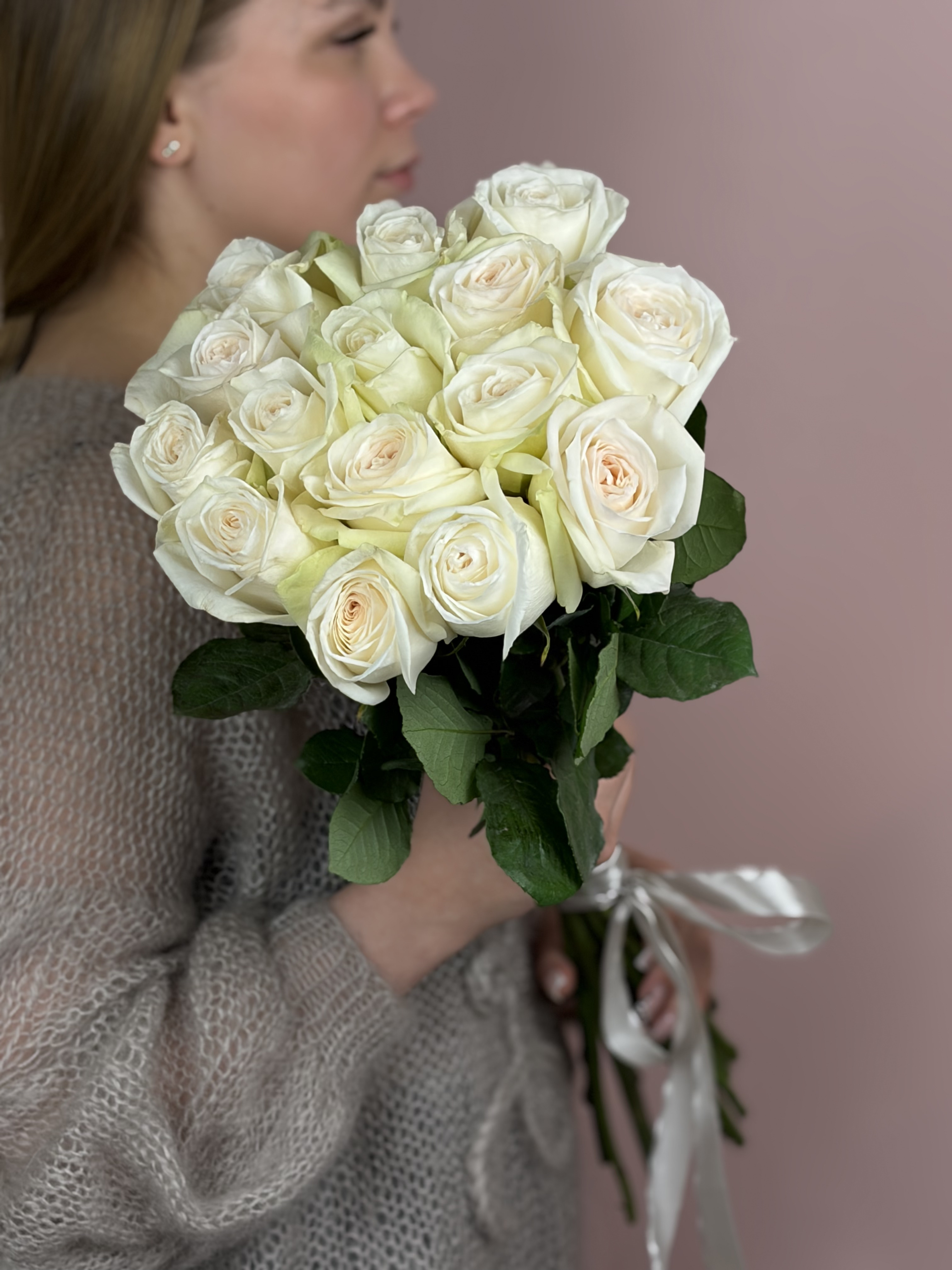 Картинка Букет из  15 роз сорта Вайт Охара 70см