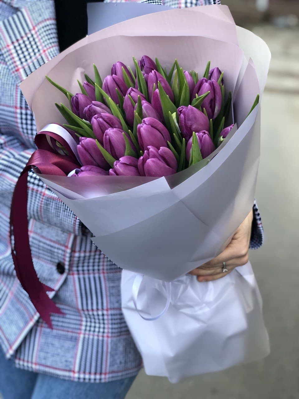 Букет из 25 фиолетовых тюльпанов