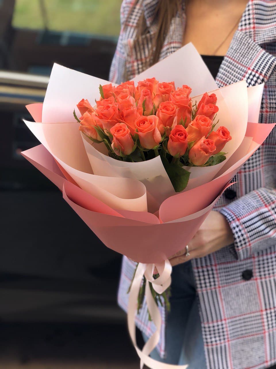Картинка Букет из 25 роз "Коралл" 50 см