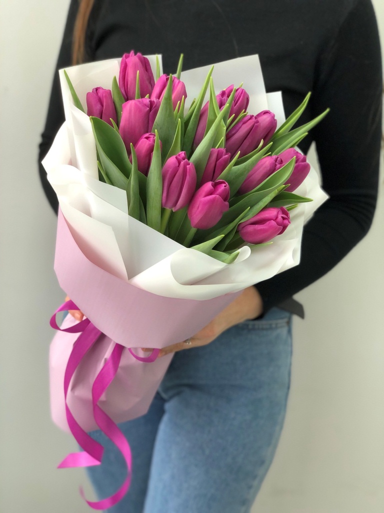Картинка Букет из 15 малиновых тюльпанов