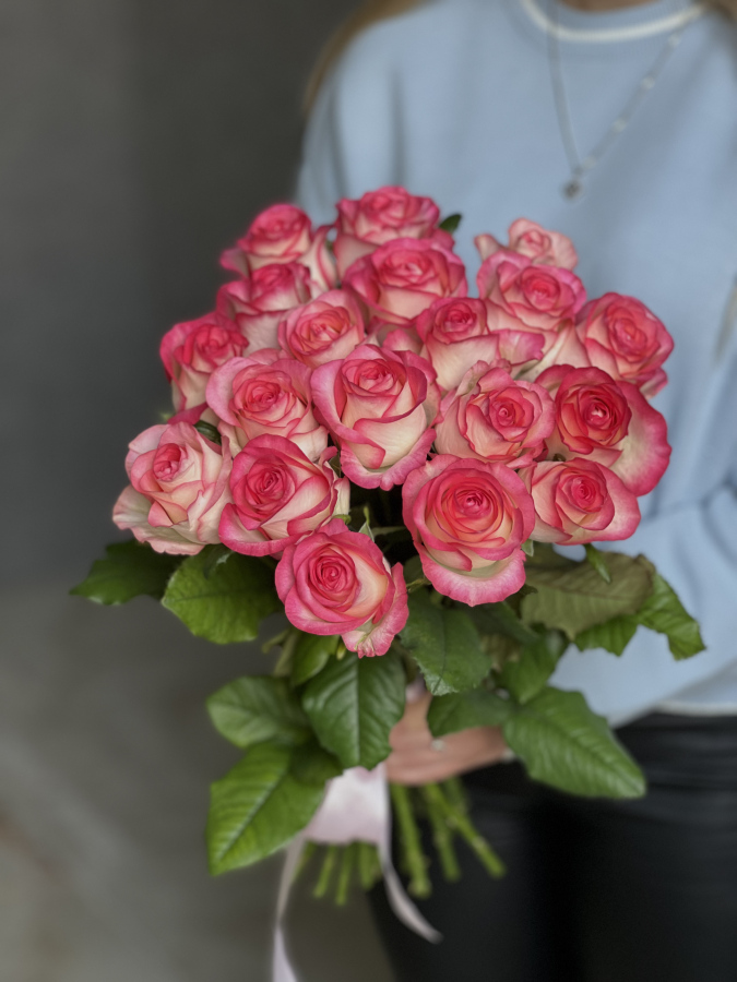 Картинка Букет из 19 роз сорта Джумилия 40 см