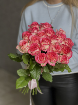 Картинка Букет из 19 роз сорта Джумилия 40 см