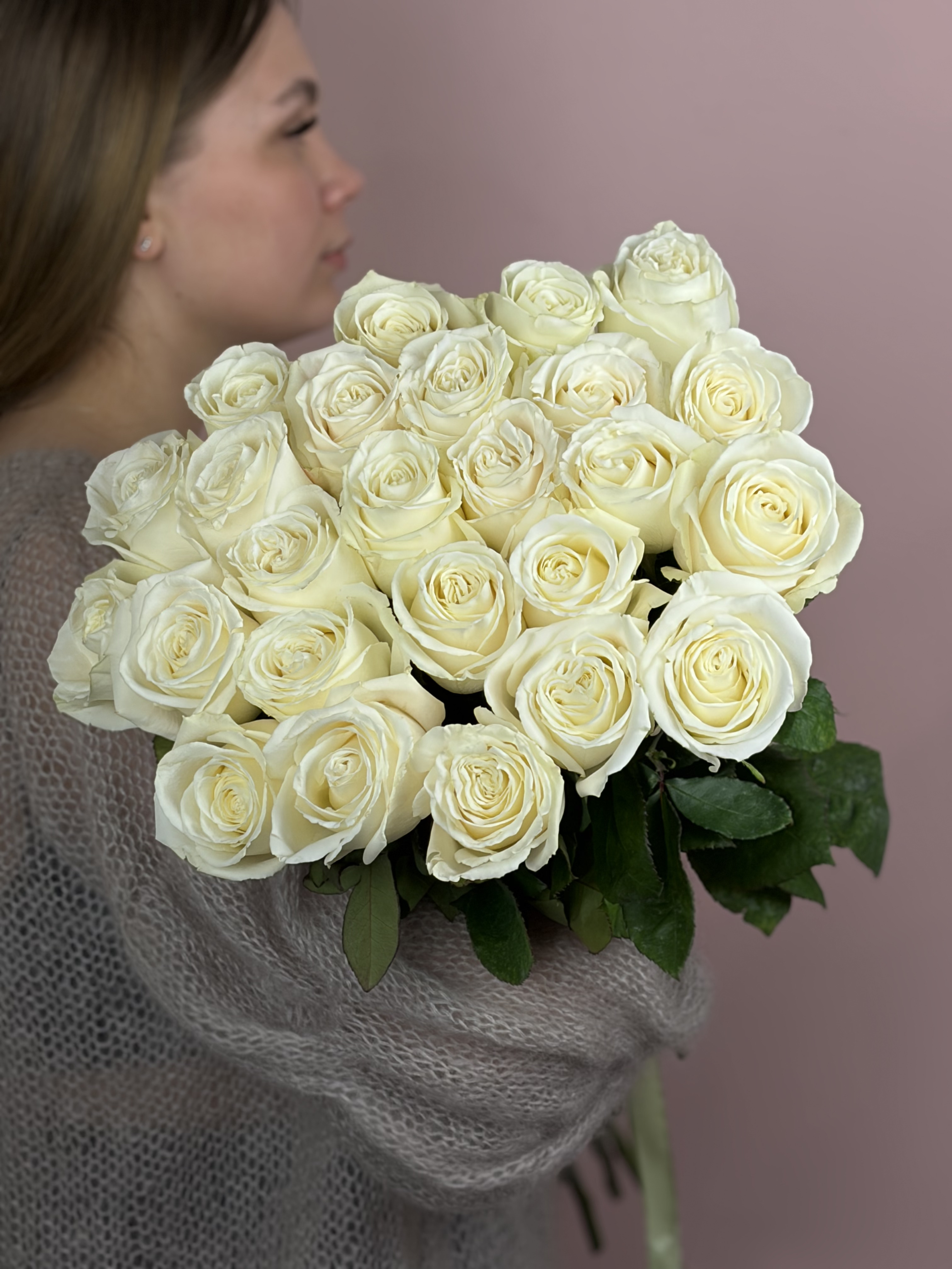 Картинка Букет из 25 роз сорта Плайя Бланка 40см