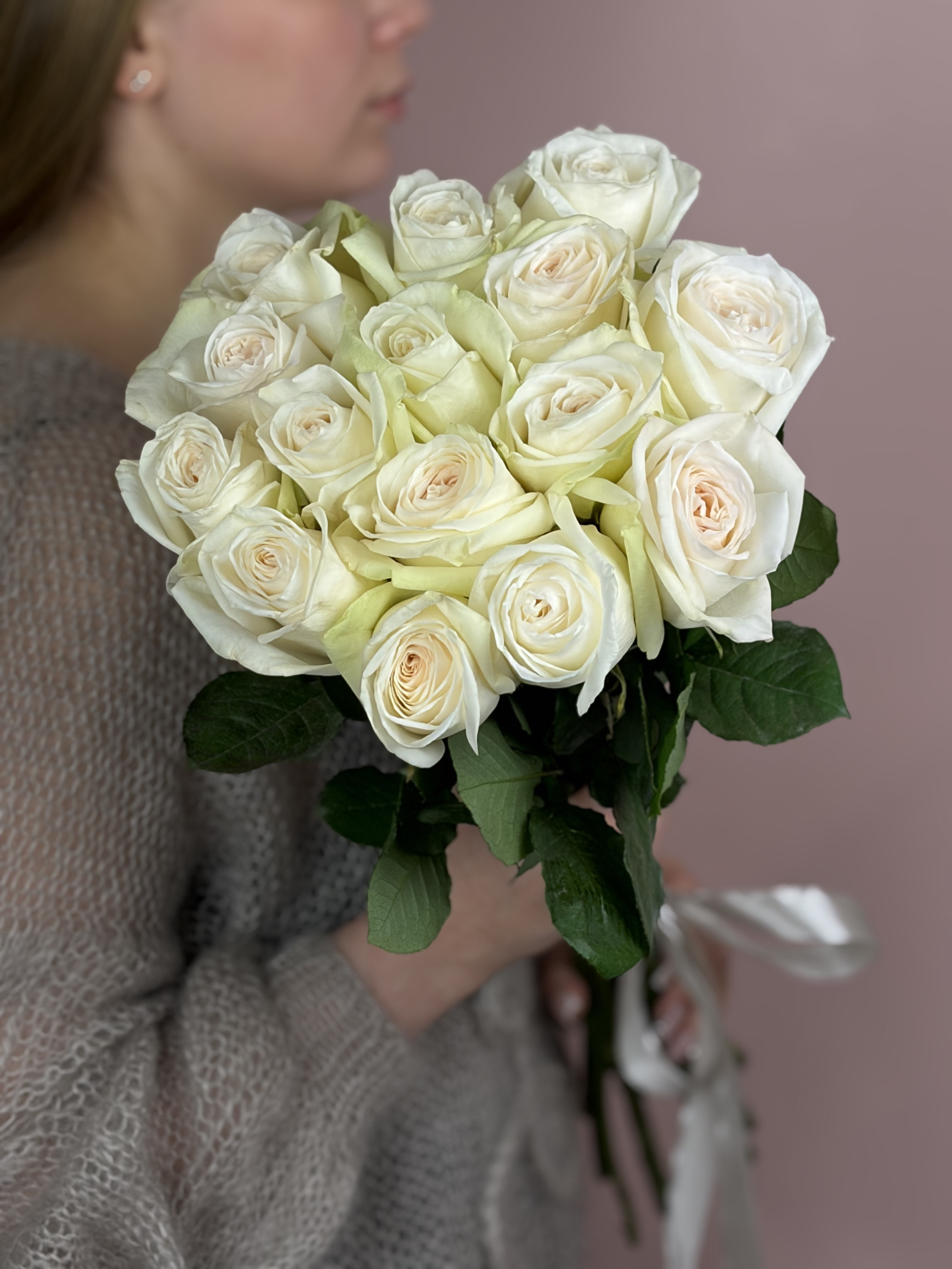 Картинка Букет из  15 роз сорта Вайт Охара 70см