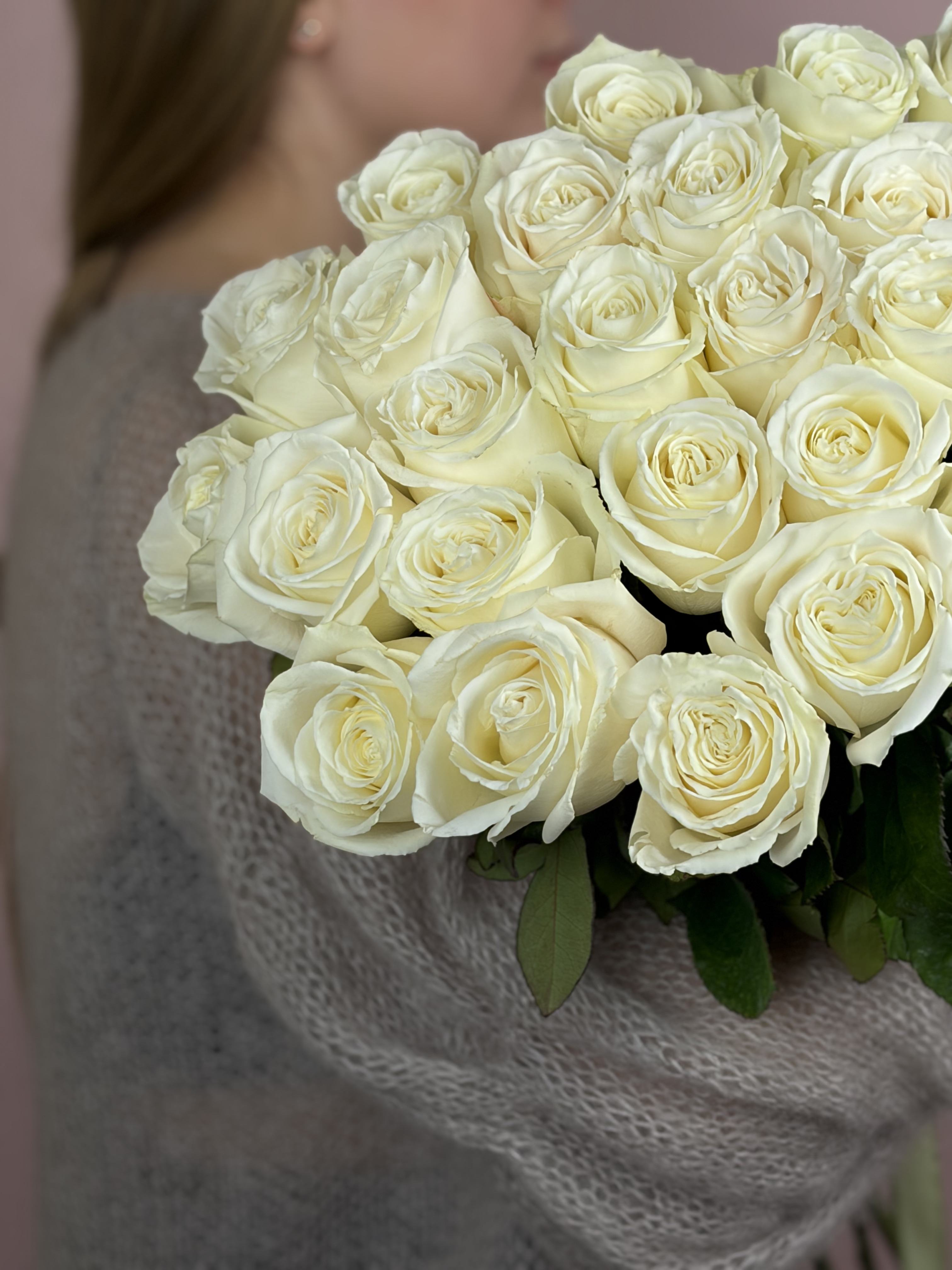 Картинка Букет из 25 роз сорта Плайя Бланка 40см