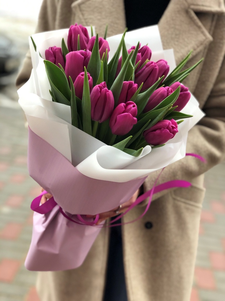 Картинка Букет из 15 малиновых тюльпанов