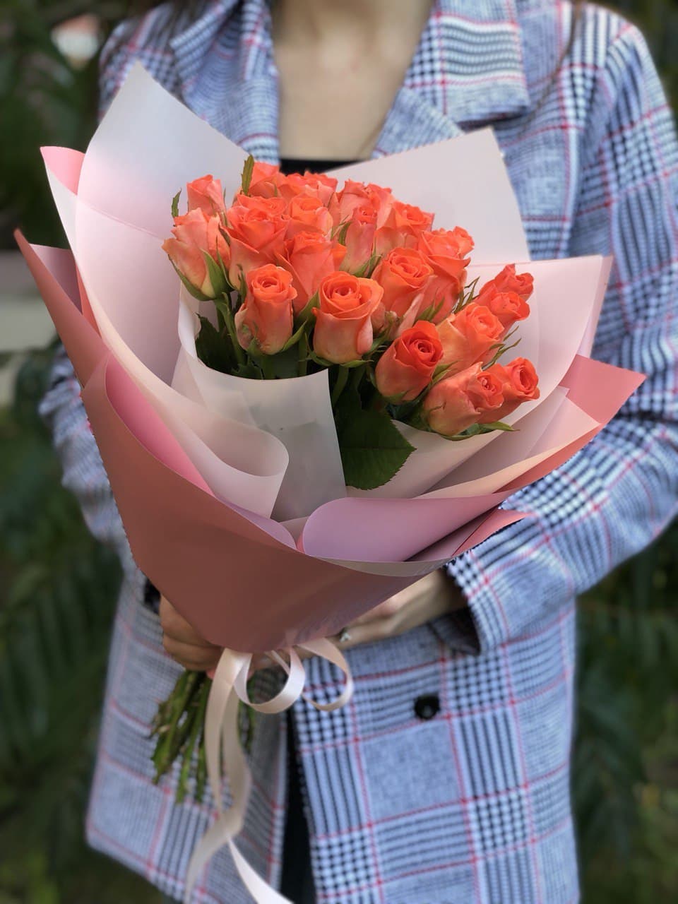 Картинка Букет из 25 роз "Коралл" 50 см