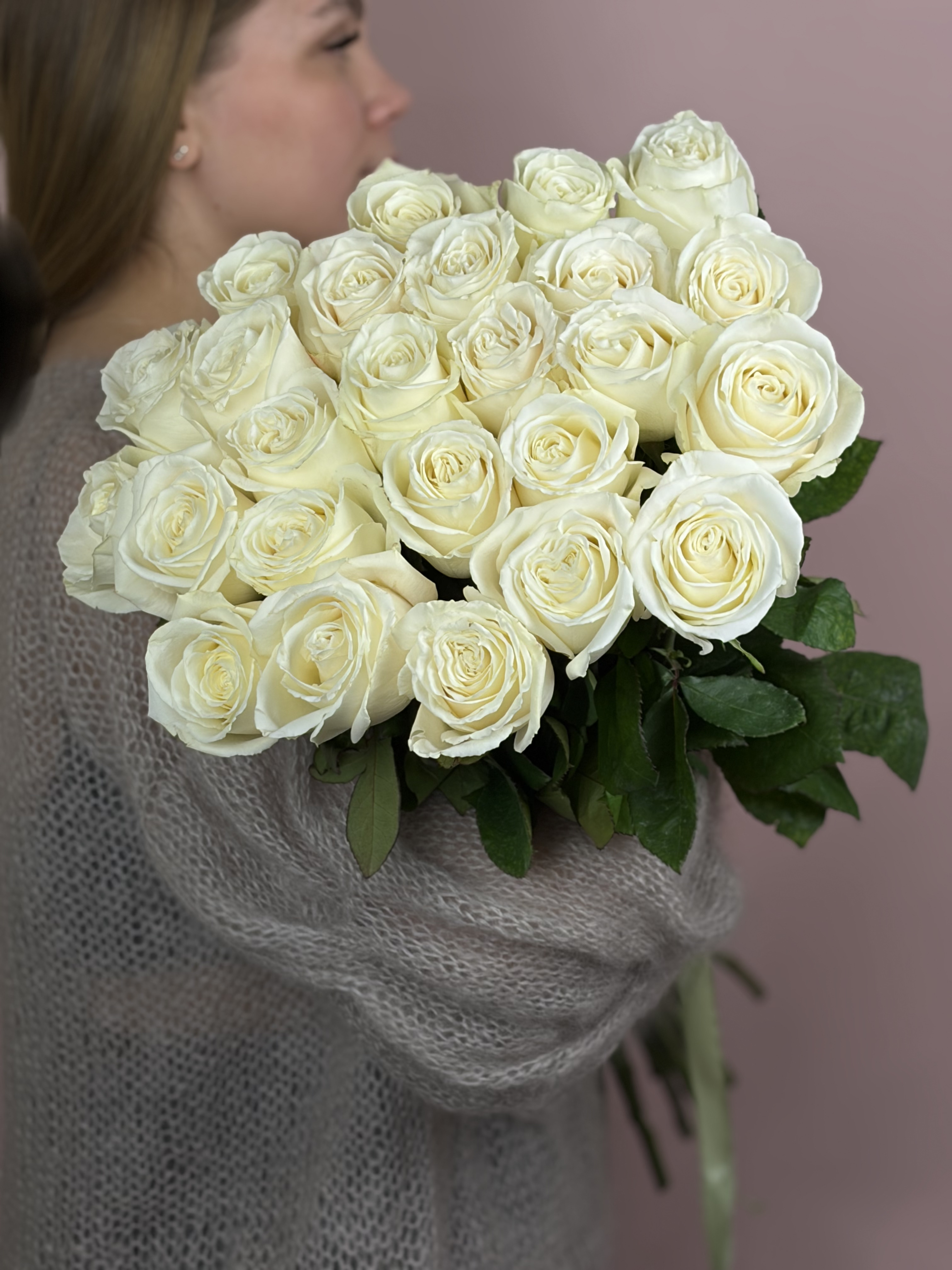 Картинка Букет из 25 роз сорта Плайя Бланка 40см