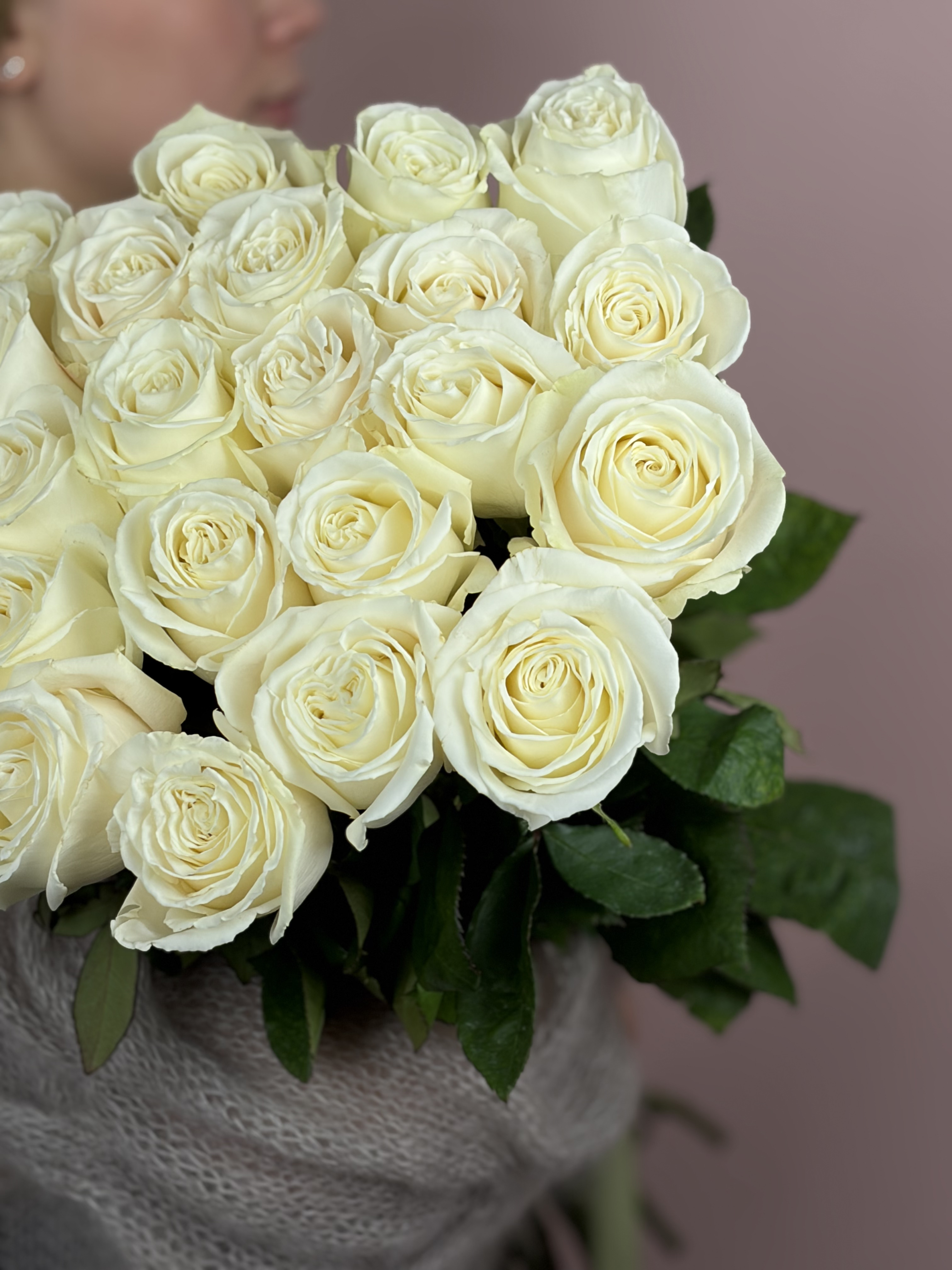 Картинка Букет из 25 роз сорта Плайя Бланка 40см
